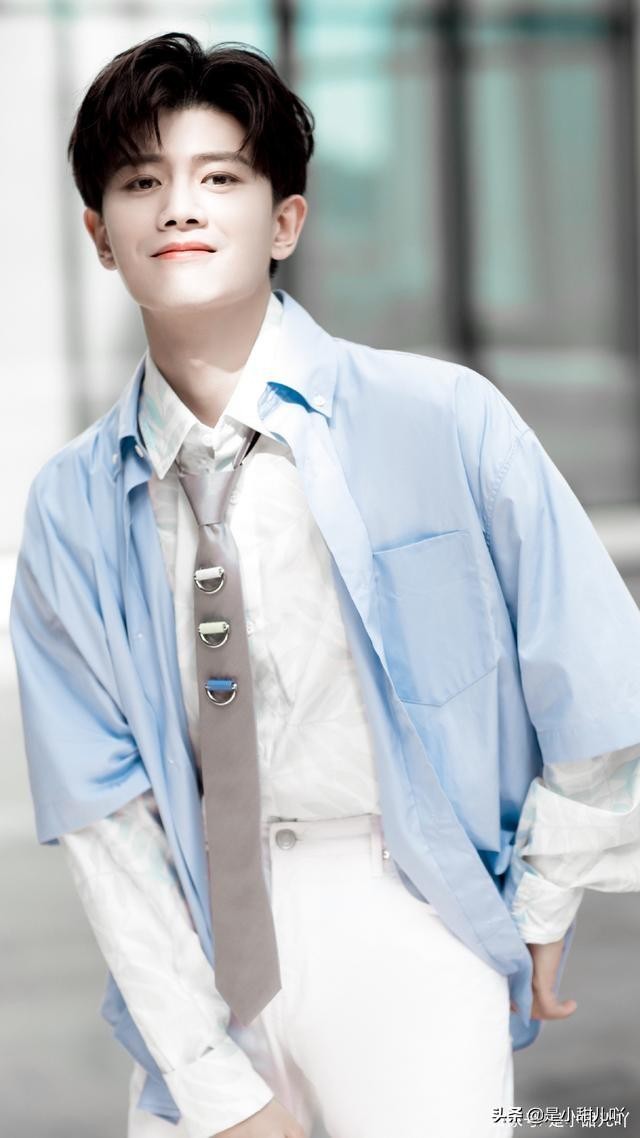 任嘉伦直播与粉丝聊天，透露自己的微博小号和下一步工作计划